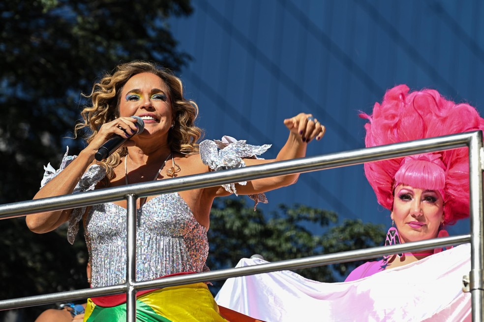 Apresentação da cantora Daniela Mercury durante a 27ª Parada do Orgulho LGBT+, neste domingo (11), na Avenida Paulista em São Paulo (SP). — Foto: Roberto Sungi/Estadão Conteúdo