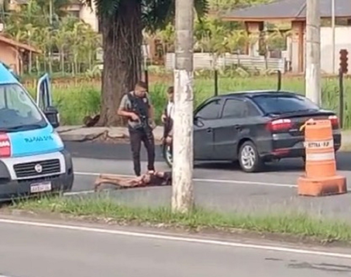 Acusado de roubo de van no RJ é baleado durante abordagem em Juiz de Fora