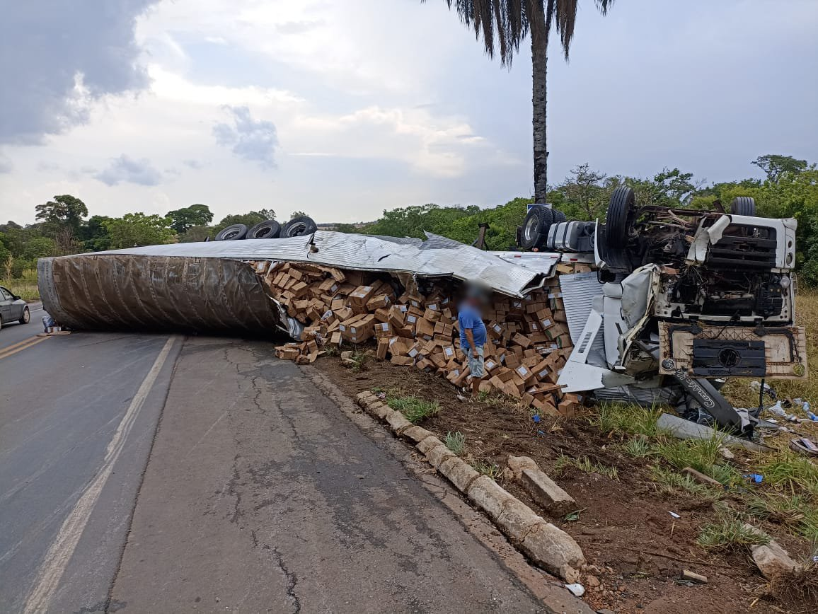 Carreta tomba em acidente e pessoas saqueiam carga de calcinha, sutiã e cueca na BR-365