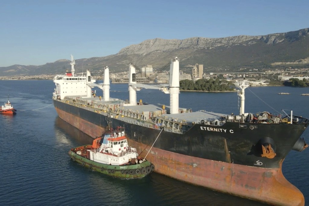 Ataque de grupo rebelde contra navio cargueiro deixa dois mortos no Mar Vermelho