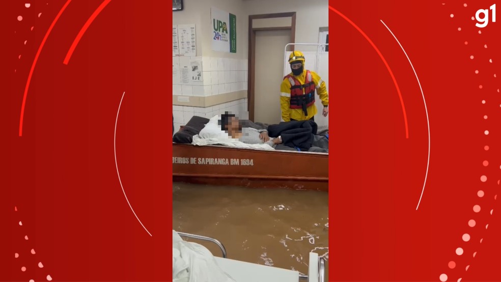Bombeiros resgatam pacientes após água inundar posto de saúde em Sapiranga — Foto: RBS TV/Reprodução