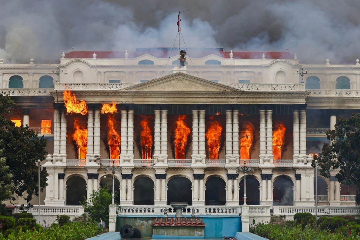 Casa de ex-primeiro-ministro do Nepal é queimada por manifestantes com esposa dentro; caos toma conta do país