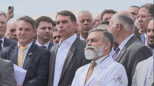 Oposição protesta contra prisão de Bolsonaro, anuncia obstrução no Congresso, defende anistia e fim do foro privilegiado - Filho do ex-presidente, o senador Flávio Bolsonaro (PL-RJ) anunciou o que o grupo chamou de um 'pacote da paz'. Uma das medidas, segundo ele, envolve o perdão aos condenados no 8 de janeiro de 2023.