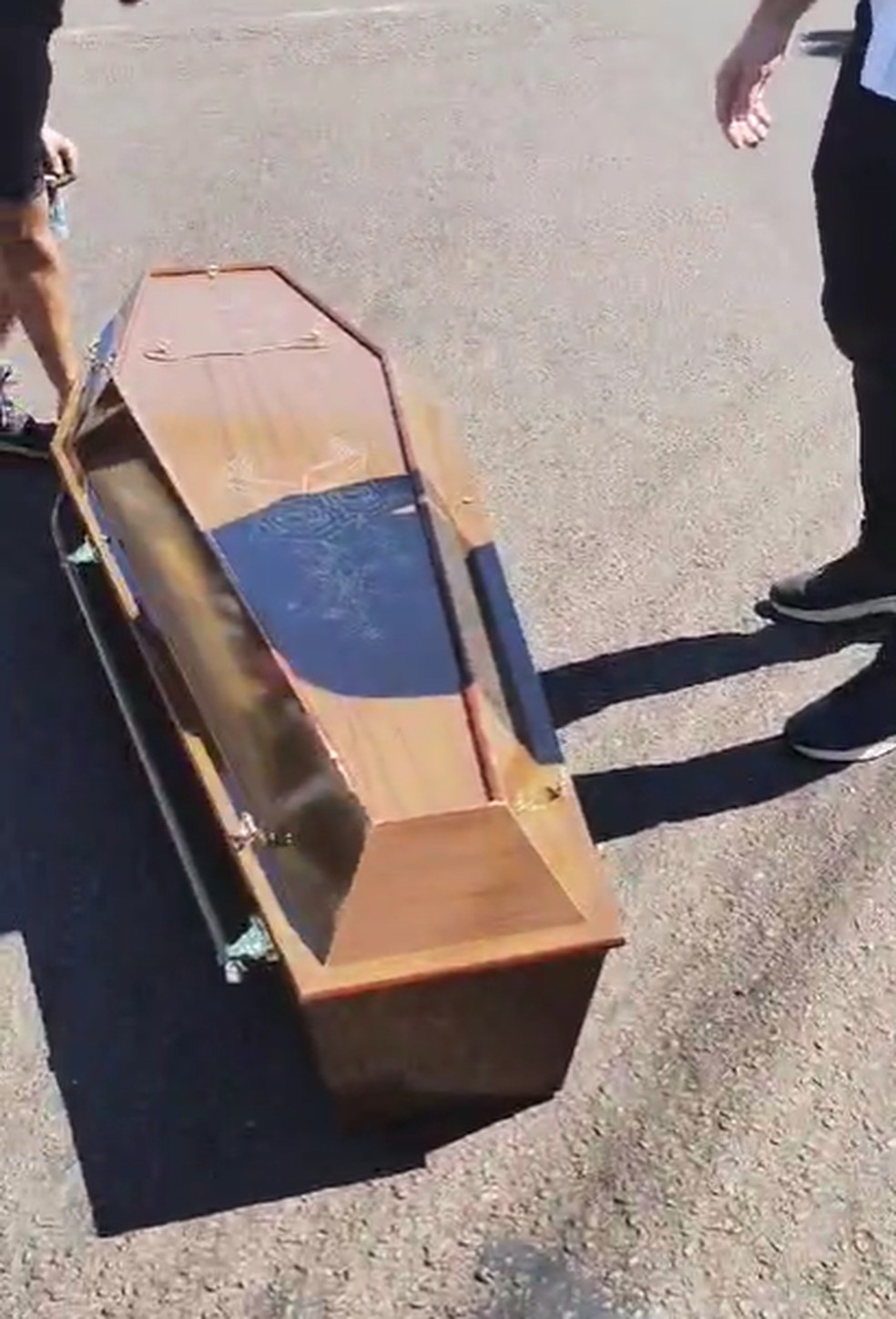 Caixão caiu de carro funerário e ficou no meio do cruzamento entre as avenidas Coronel José Soares Marcondes e Joaquim Constantino, no Jardim Rio 400, em Presidente Prudente (SP), nesta sexta-feira (3) — Foto: Redes sociais