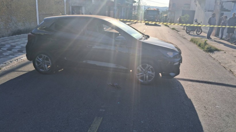 Homem morre atropelado pela própria esposa após mulher confundir os pedais do carro