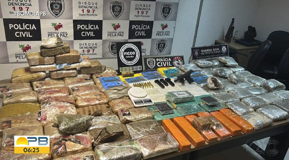 Drogas e armas foram apreendidas pela Polícia Civil da Paraíba — Foto: TV Cabo Branco/Reprodução