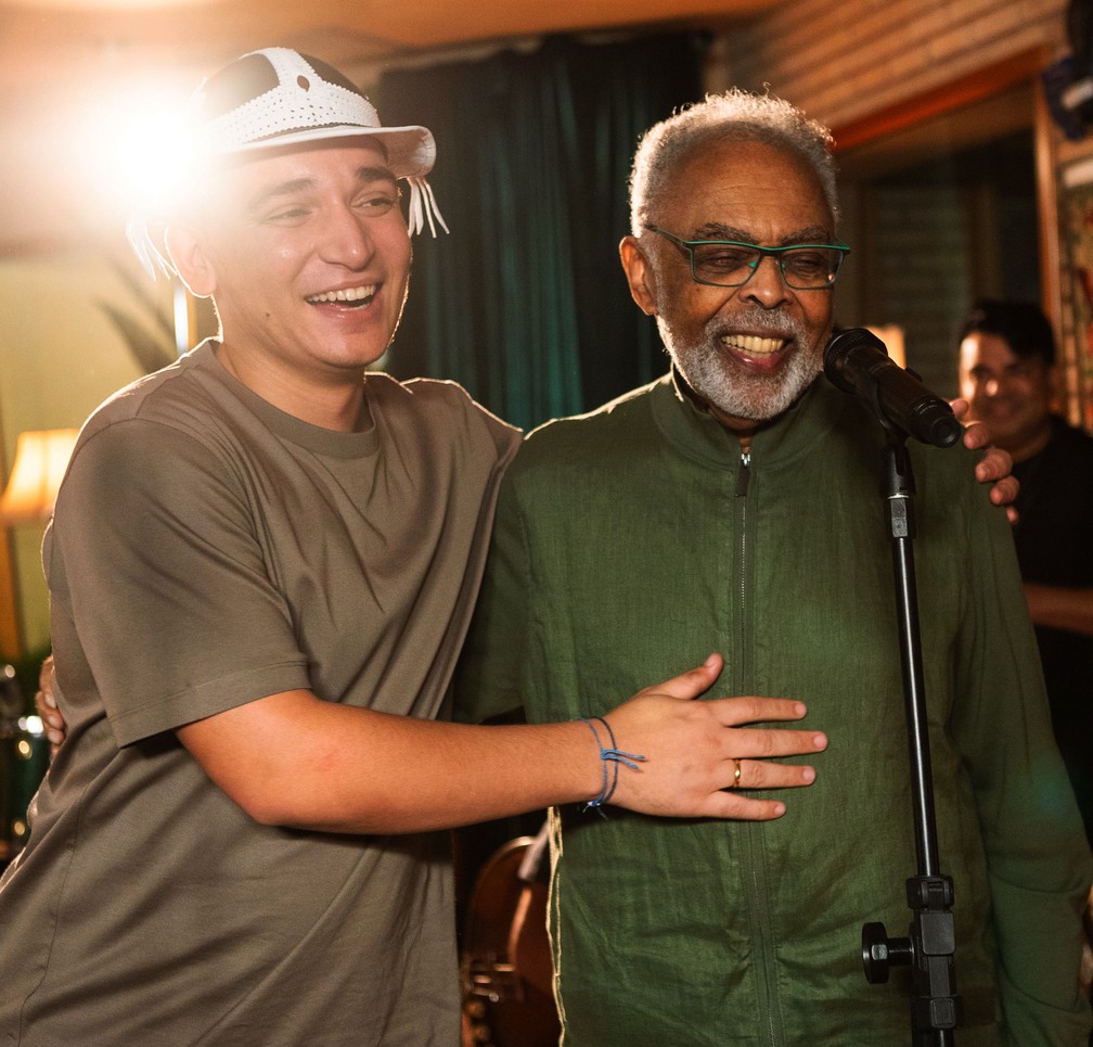 João Gomes (à esquerda) grava Palco’, música de Gilberto Gil, com o autor em gravação feita no estúdio de Gil e também lançada em single — Foto: Divulgação / Academia Latina da Gravação