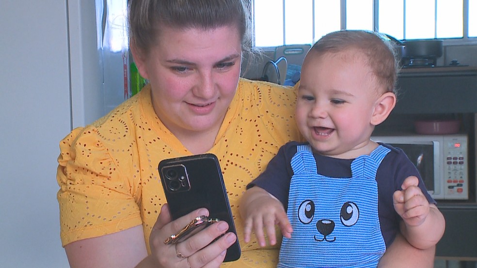 Natasha Becker e o bebê Anthony Miguel, resgatados da enchente no RS — Foto: Reprodução/RBS TV