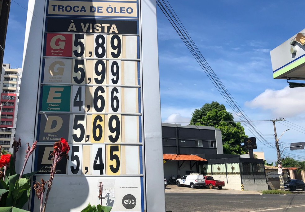 Postos em Teresina foram autuados por aumentar preço do combustível; redução da Petrobras ainda não chegou às bombas — Foto: Sthefany Prado/g1