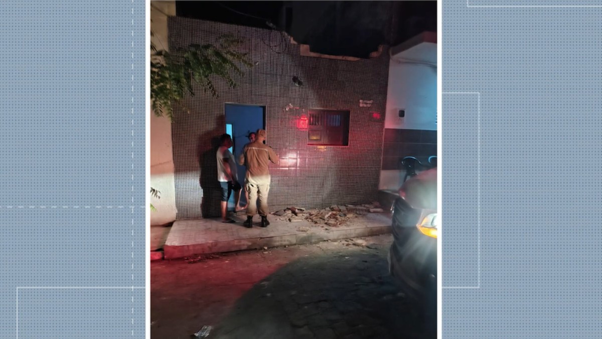 Trio elétrico derruba fachada de casa e deixa mãe e bebê feridos no Sertão da Paraíba