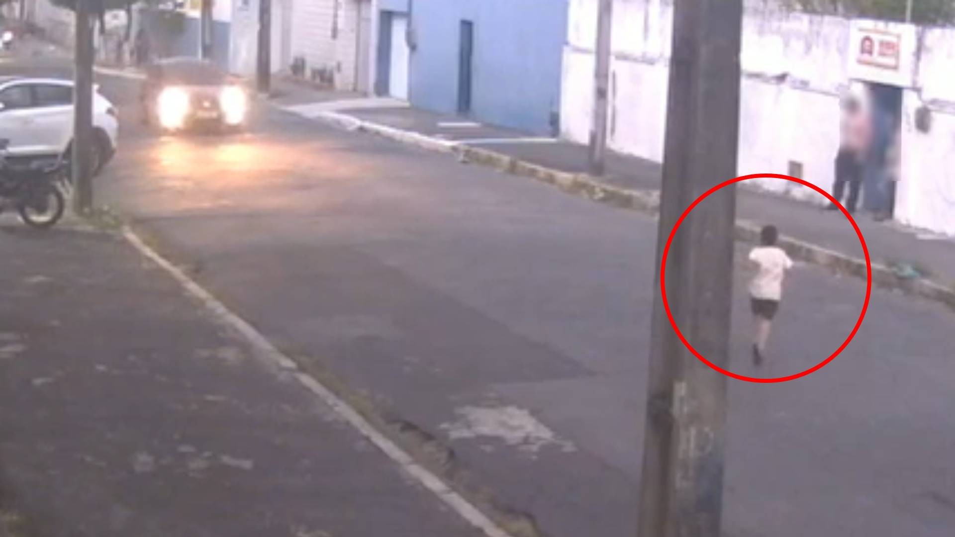 Vídeo: Menino autista de 7 anos sai escondido de escola e mãe se desespera ao descobrir