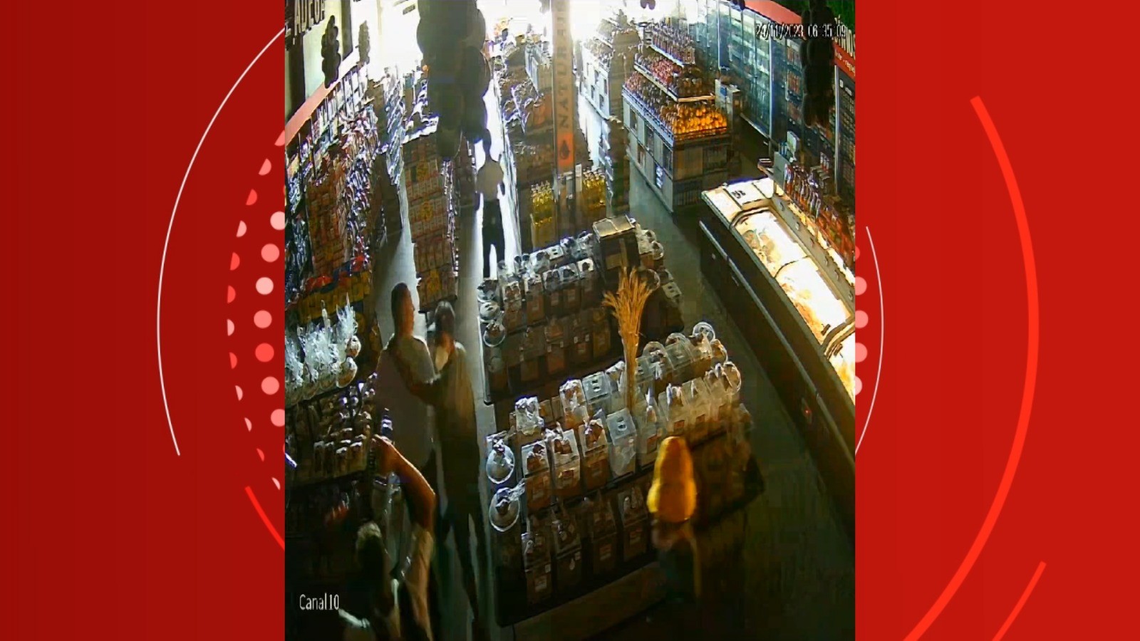 Homem é preso momentos após assaltar clientes e funcionários de mercado em Vilas do Atlântico; câmera de segurança filmou roubo