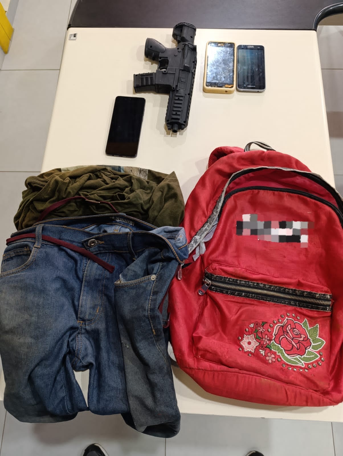 Homem é preso por assaltar padaria com réplica de fuzil em Pinheiral