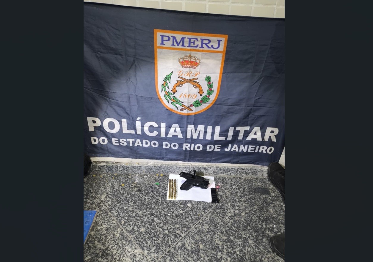 Suspeito joga arma pela janela durante fuga e é preso após perseguição em Cabo Frio
