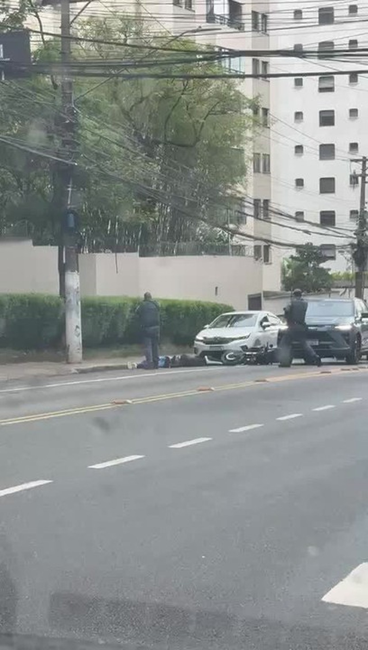 VÍDEO: pedestre fica ferido e dois suspeitos são baleados durante troca de tiros com a PM na Zona Sul de SP