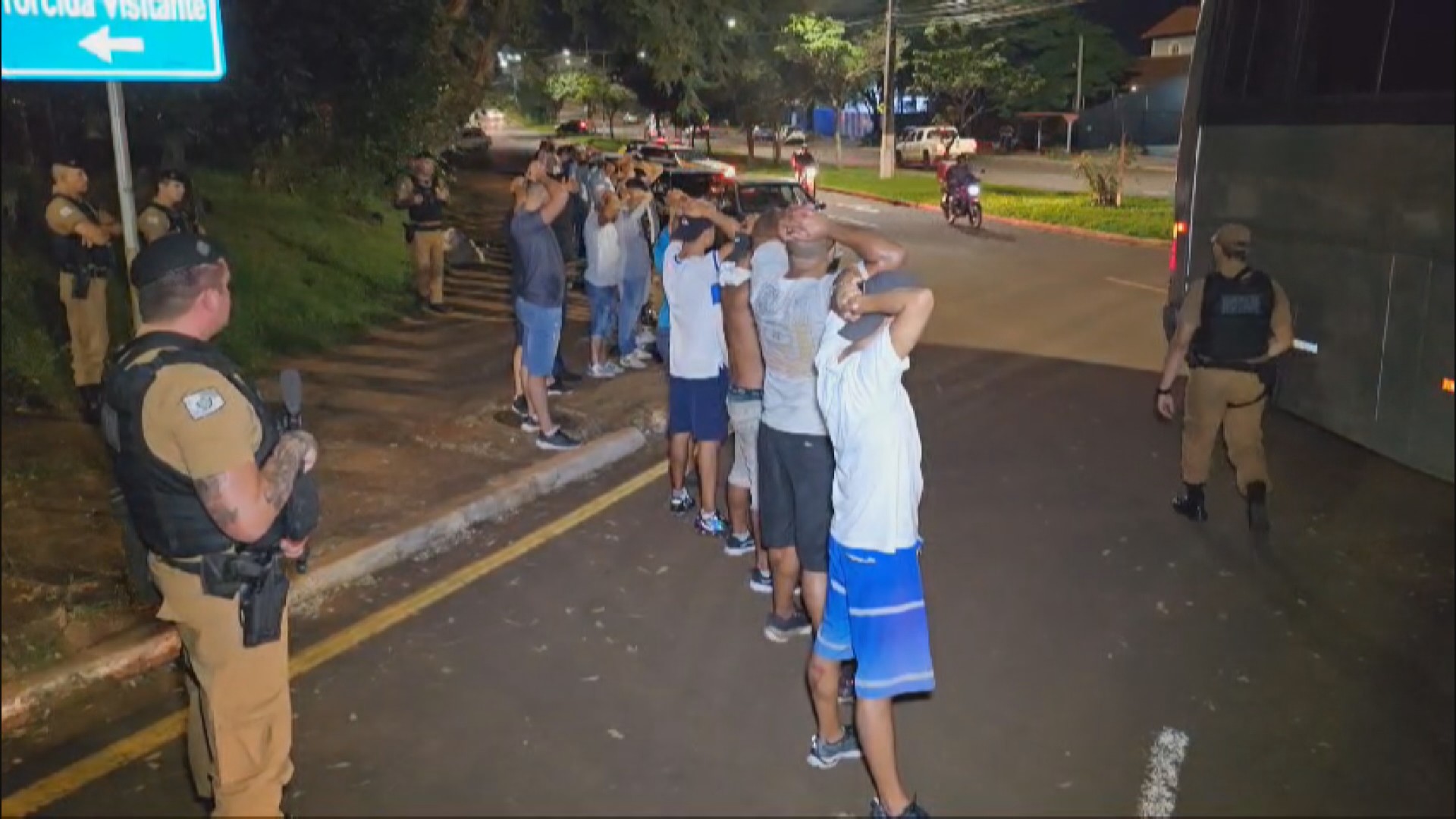 Quase 40 torcedores são detidos após confusão em partida entre Londrina e CSA; VÍDEO
