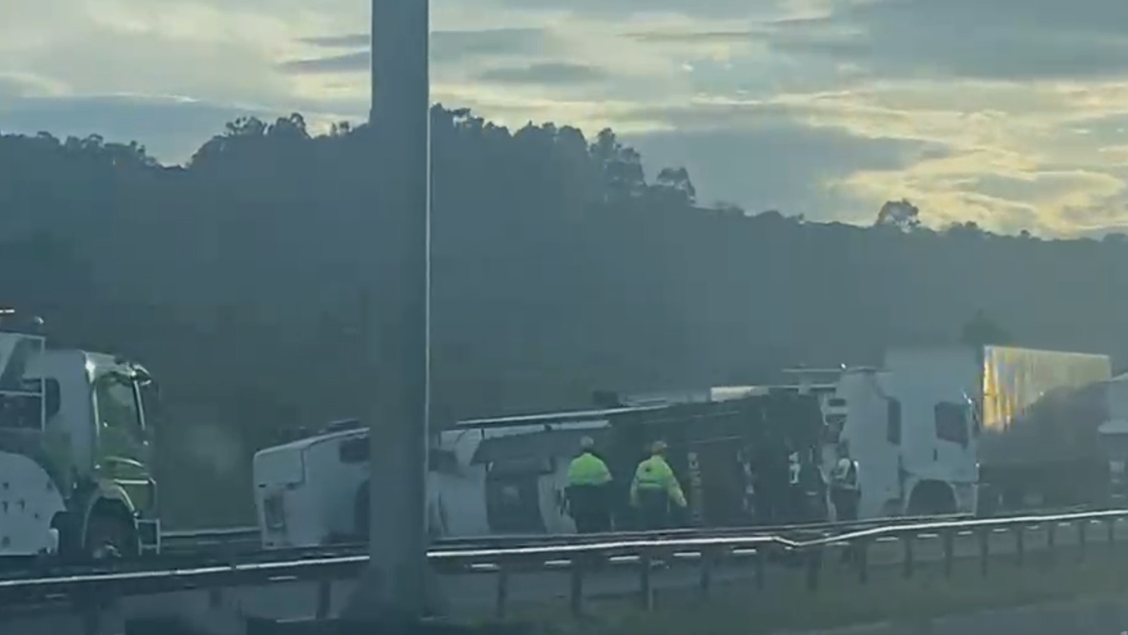 Carreta com 23 toneladas de sabão líquido tomba e interdita rodovia Carvalho Pinto em São José dos Campos