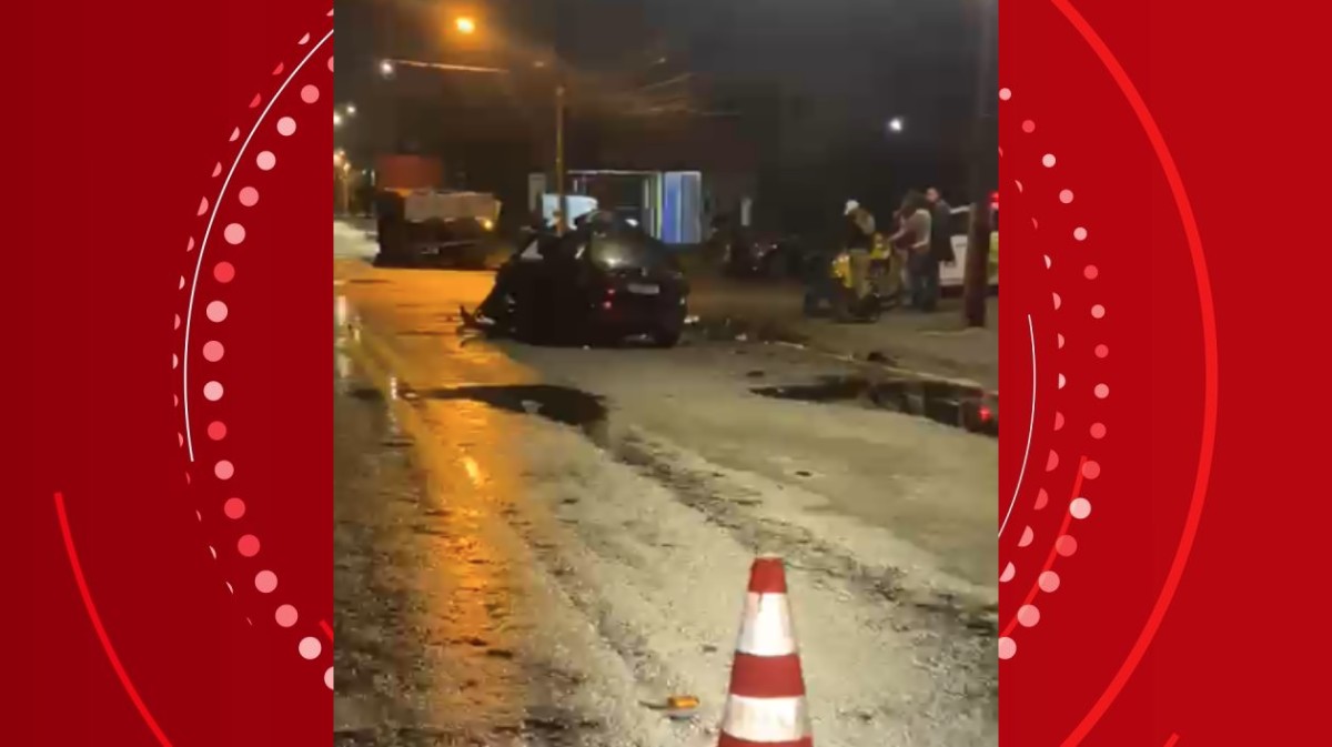 Duas pessoas morrem em acidente entre carro e caminhão em avenida de Curitiba