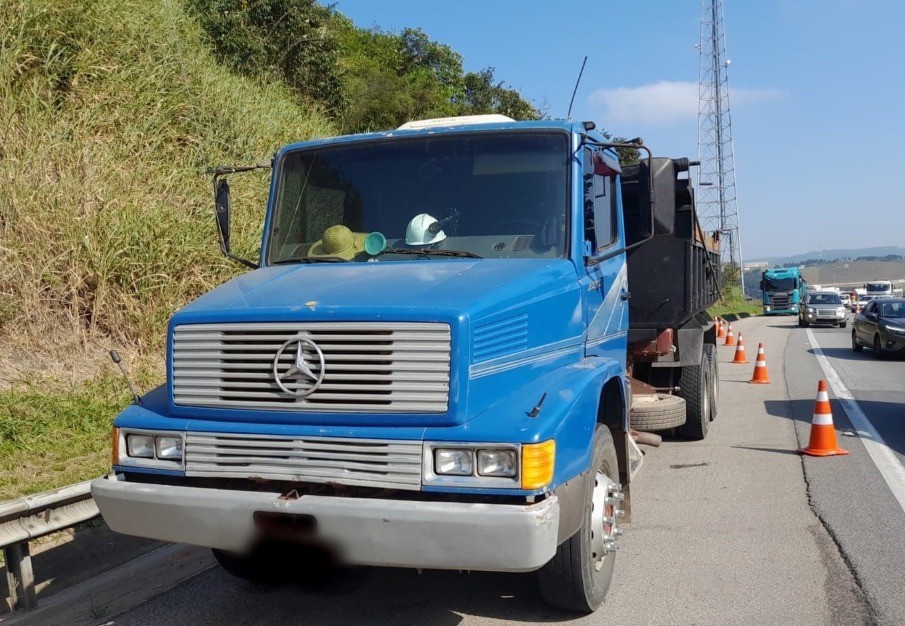 Motociclista e garupa batem em caminhonete, caem em rodovia e morrem atropelados por caminhão em Araçariguama