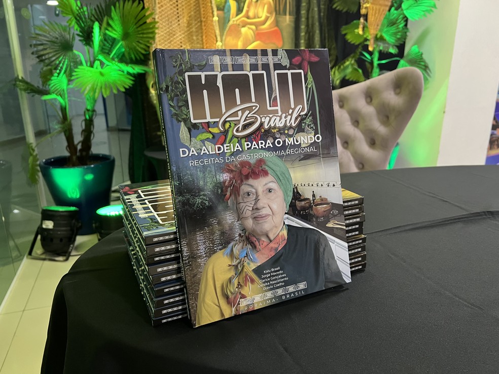 Livro Kalu Brasil - Da Aldeia para o Mundo, lançado nesta terça-feira (3) — Foto: Caíque Rodrigues/g1 RR