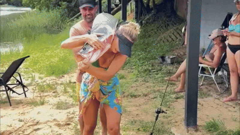 'Achei que era um toco', diz empresária após pescar pirarucu de 65 kg e 1,5m de comprimento no ES