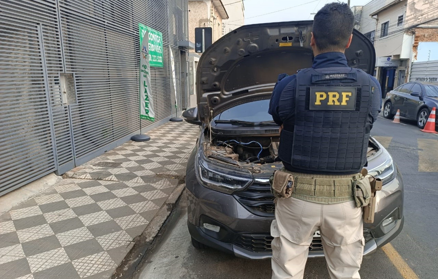 Dupla é presa com picape clonada durante fiscalização policial na Fernão Dias, em Pouso Alegre, MG