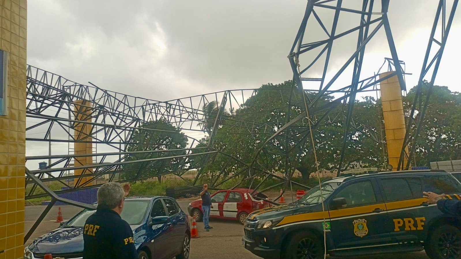 BR-101 é interditada na Grande Natal após cobertura da PRF desabar e atingir três carros