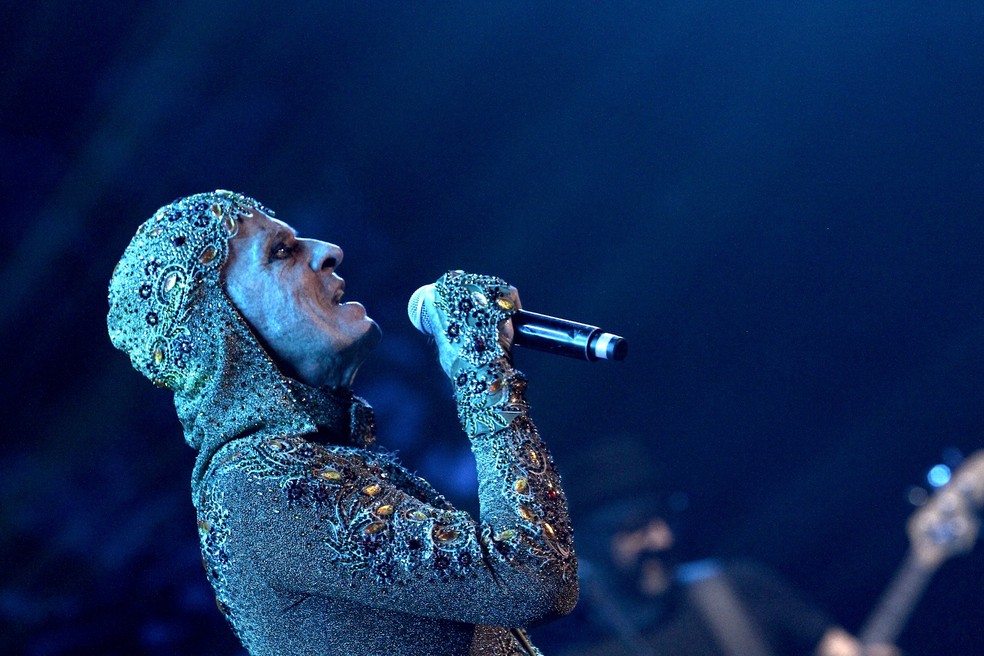 Ney Matogrosso se apresentou no Marco Zero do Recife na abertura do carnaval do Recife — Foto: Alexandre Gondim/g1