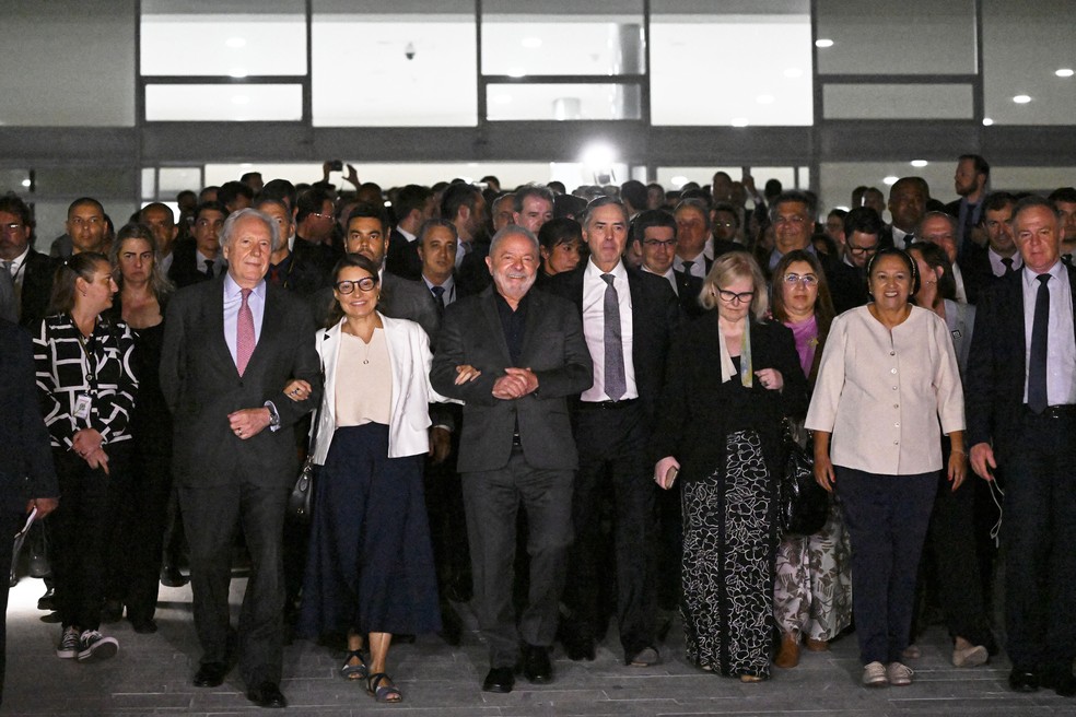 Lula, ministros do STF, a primeira-dama e governadores descem a rampa do Palácio do Planalto, um dia após os atos golpistas de 8 de Janeiro — Foto: Mauro Pimentel/AFP