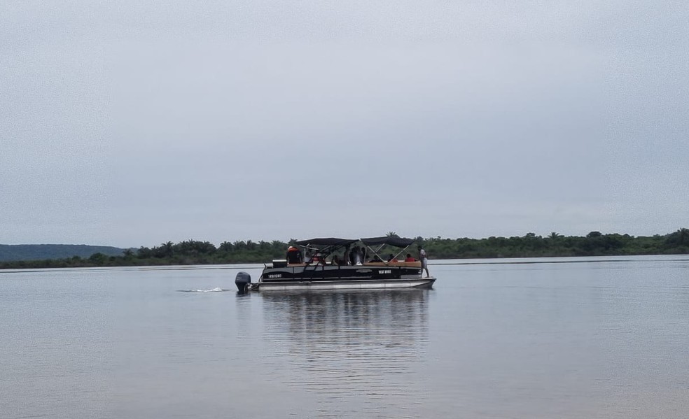 Corpo de Bombeiros Militar do Piauí (CBMPI) procura por adolescente que caiu de canoa na Barragem do Bezerro, em José de Freitas, no Piauí — Foto: Mariane Aquino/g1