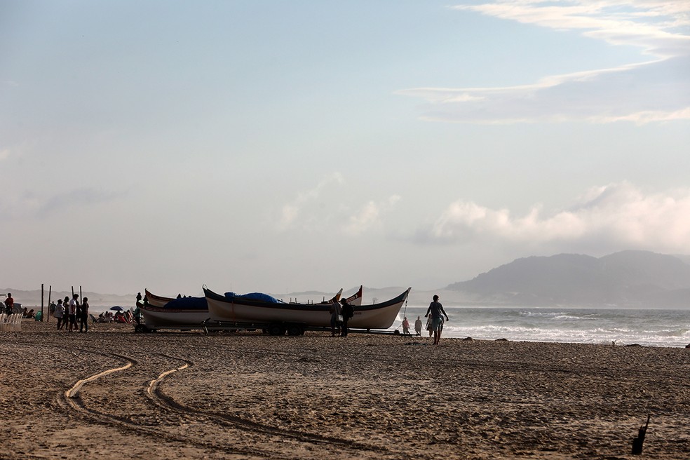 Pescadores do Campeche no primeiro dia oficial da safra da tainha em 2024 — Foto: Lucas Amorelli/NSC