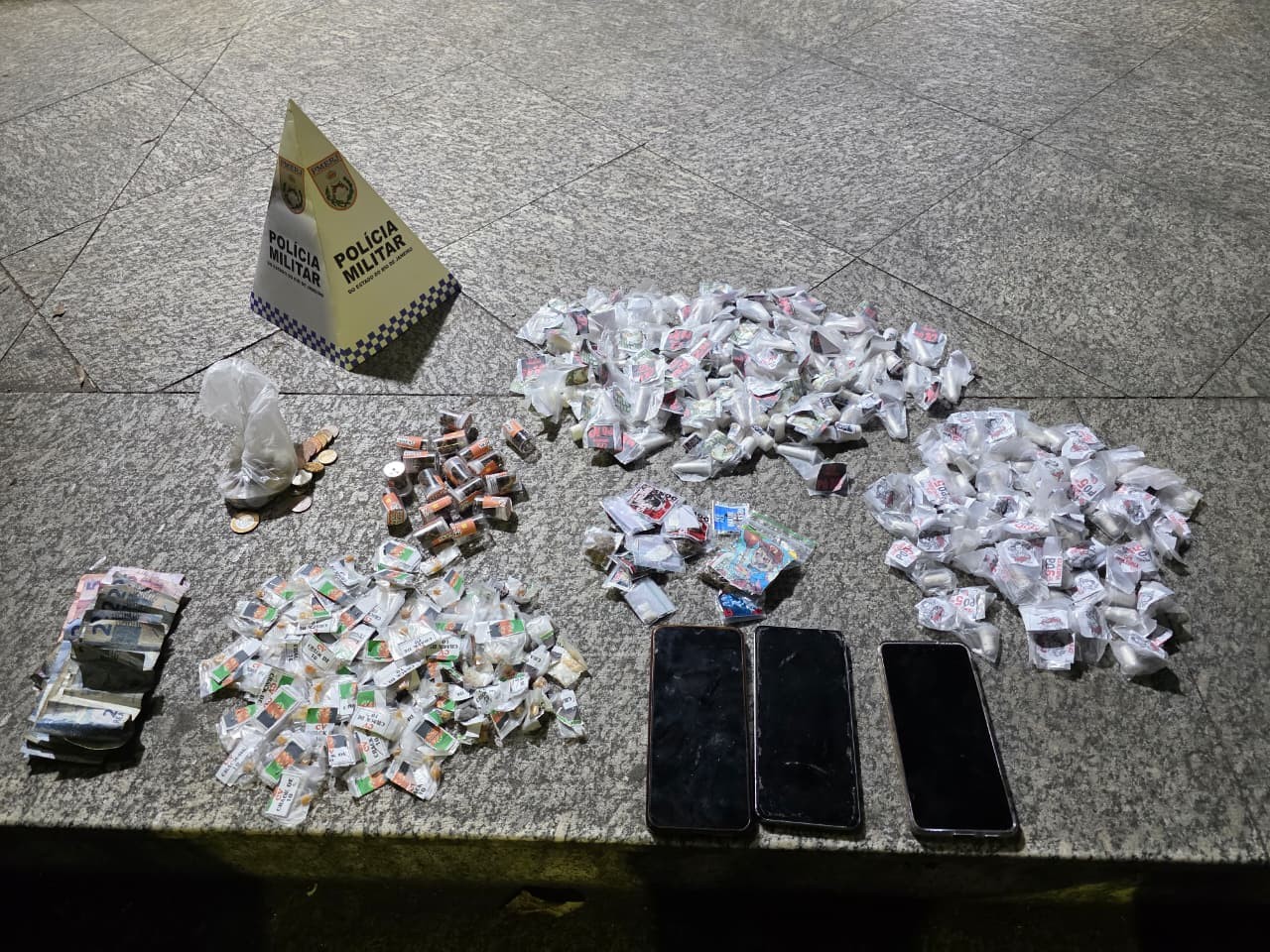 Dupla é presa com drogas em Resende 