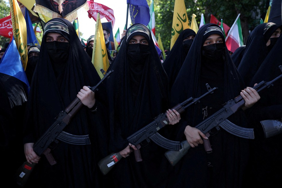 Mulheres membras da milícia iraniana Basij segurando fuzis AK-47 participam de desfile militar em Teerã, no Irã, em 18 de setembro de 2026. — Foto: Majid Asgaripour/Wana via REUTERS