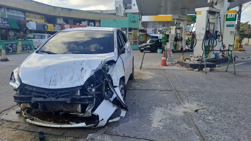 Carro ficou destruído após acidente em posto de gasolina no Janga, em Paulista, no Grande Recife — Foto: Luna Markman/TV Globo