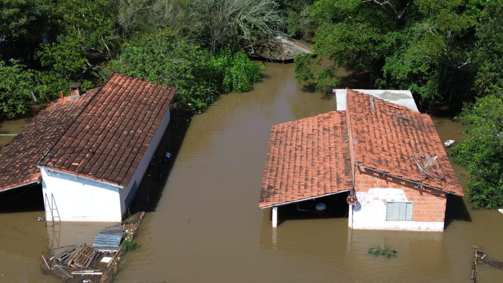 VÍDEO: imagens aéreas mostram estragos causados pela cheia do Rio Itapetininga