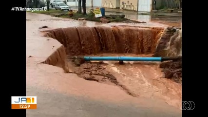 Obra em rua vira cratera durante chuva em Araguaína