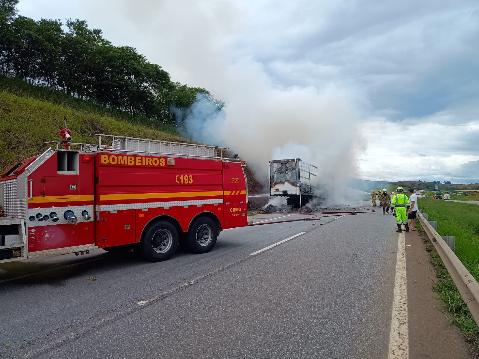 Incêndio destrói caminhão na Rodovia Fernão Dias, em Careaçu, MG