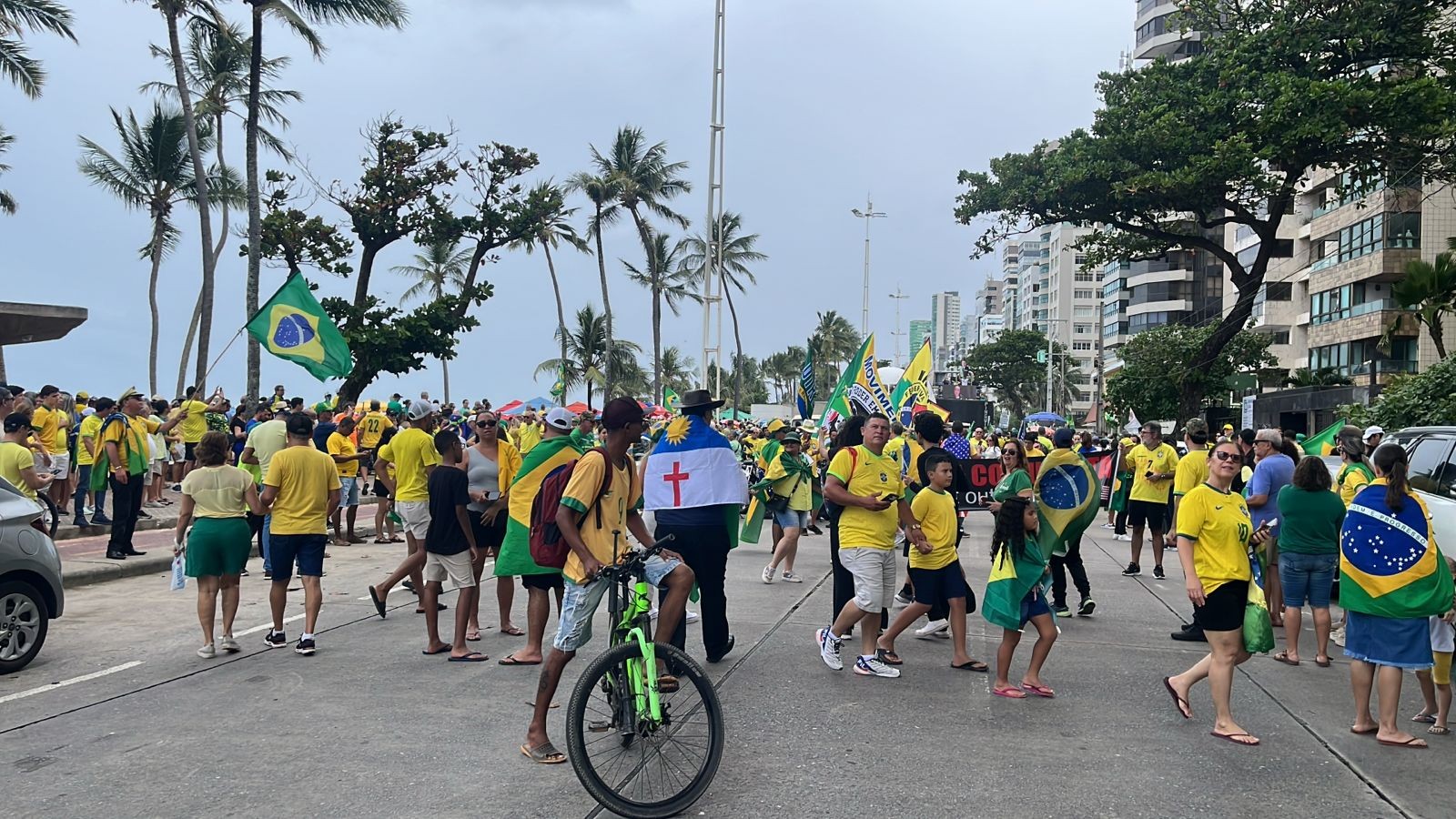 Em ato no Recife, apoiadores de Bolsonaro pedem anistia a condenados por tentativa de golpe e manifestam apoio a Trump