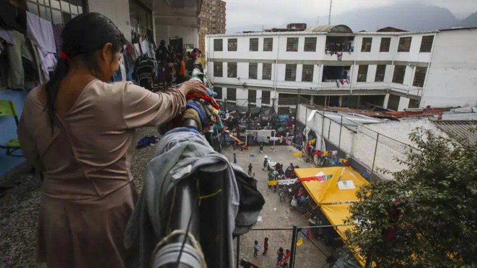 Devido à violência nos seus territórios, centenas de indígenas emberás se refugiaram em Bogotá nos últimos anos — Foto: Juancho Torres/Anadolu via Getty Images