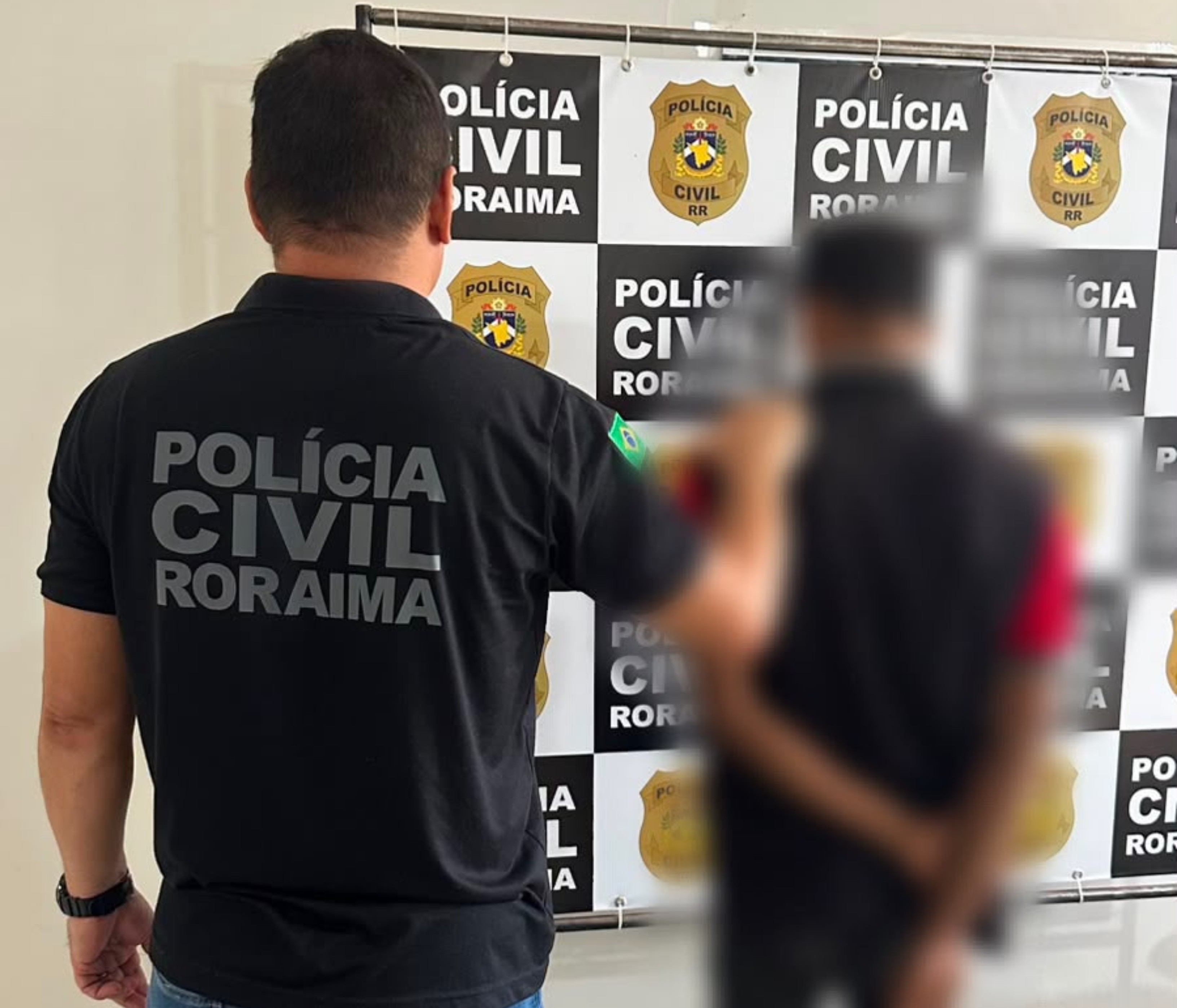 Homem é preso suspeito de roubar celular e dinheiro de passageiro que aguardava transporte em Pacaraima