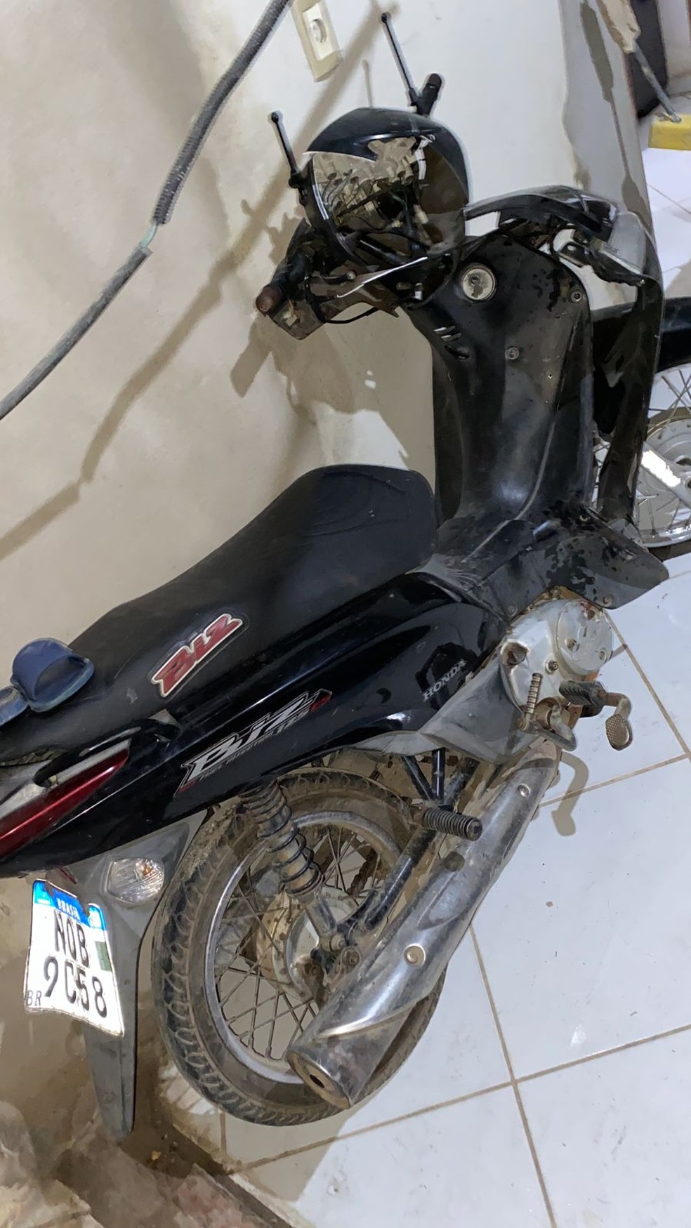 Pai e filhos seguiam em motocicleta quando outro homem que estaria empinando colidiu com eles &mdash; Foto: Foto: Cedida