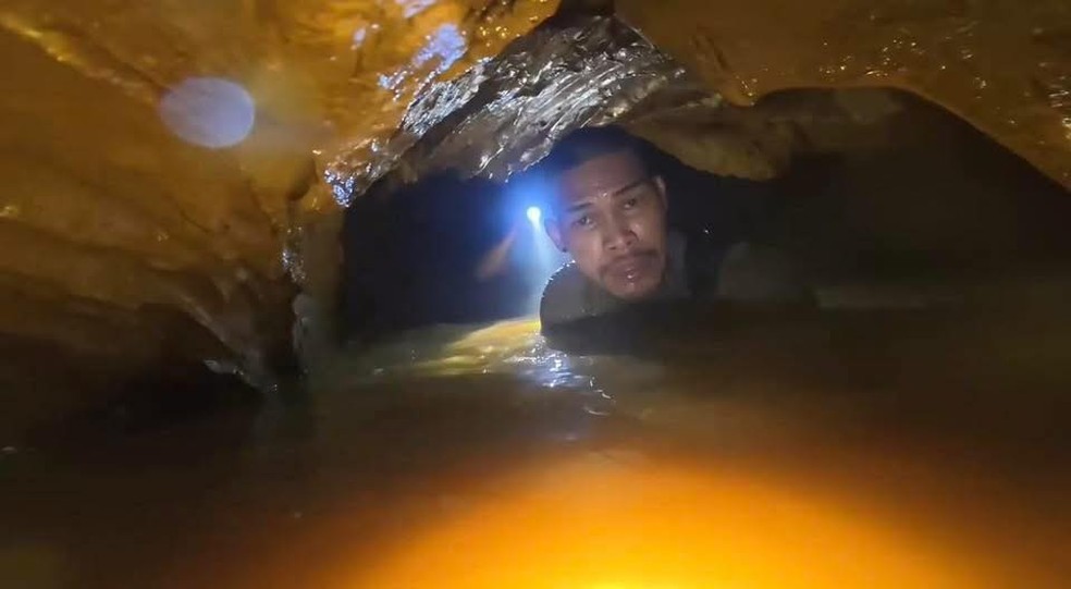 Representante da equipe de resgate da Tail&acirc;ndia na caverno no Laos onde sete pessoas est&atilde;o presas &mdash; Foto: Reprodu&ccedil;&atilde;o/Thailand Rescue Diver
