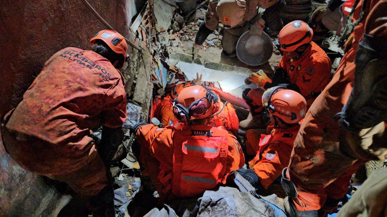 Casas desabam no Maracanã; bombeiros tentam tirar mãe e filha dos escombros