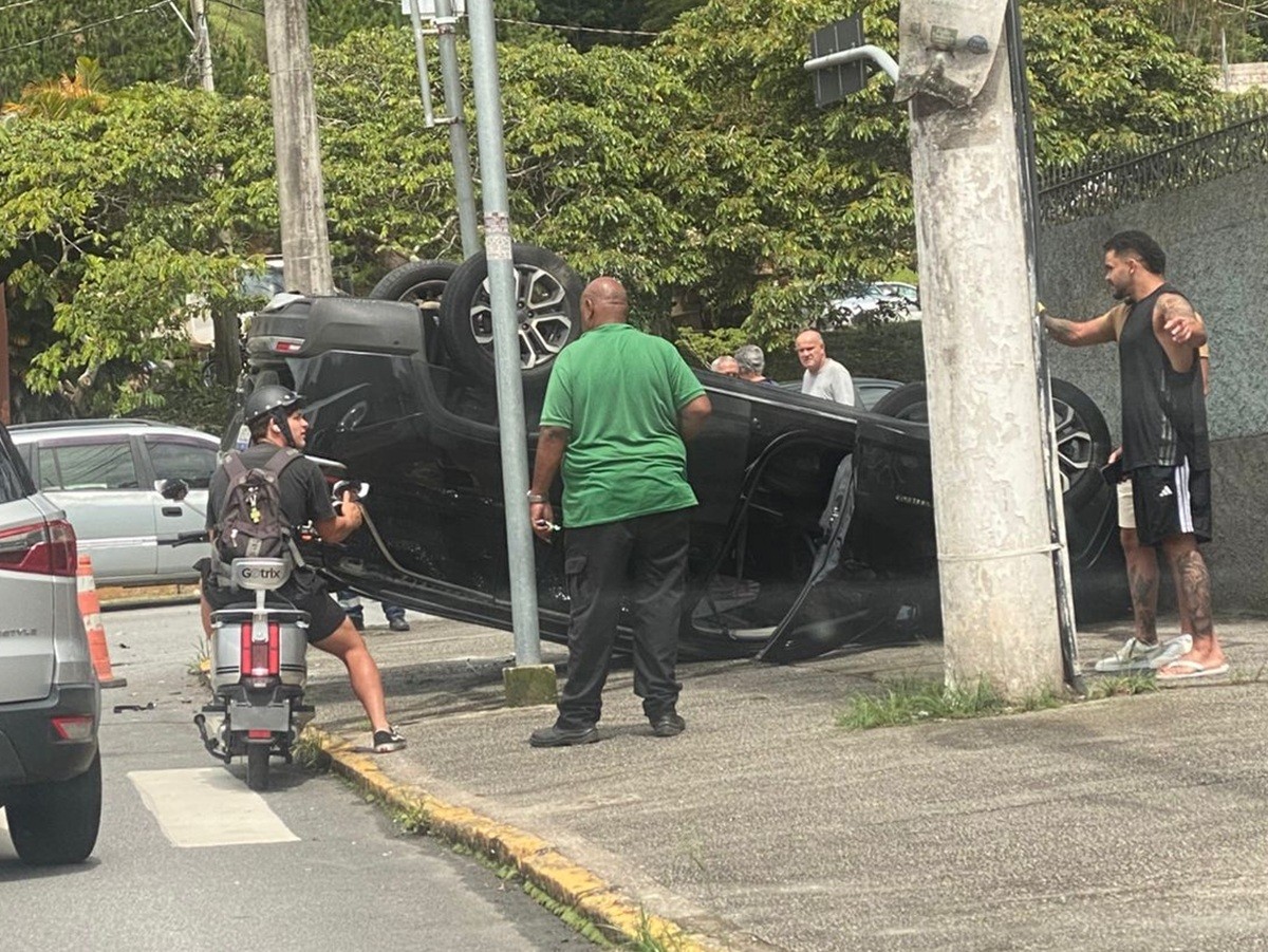 Vereador Marcos Marins sofre acidente e carro capota em Nova Friburgo