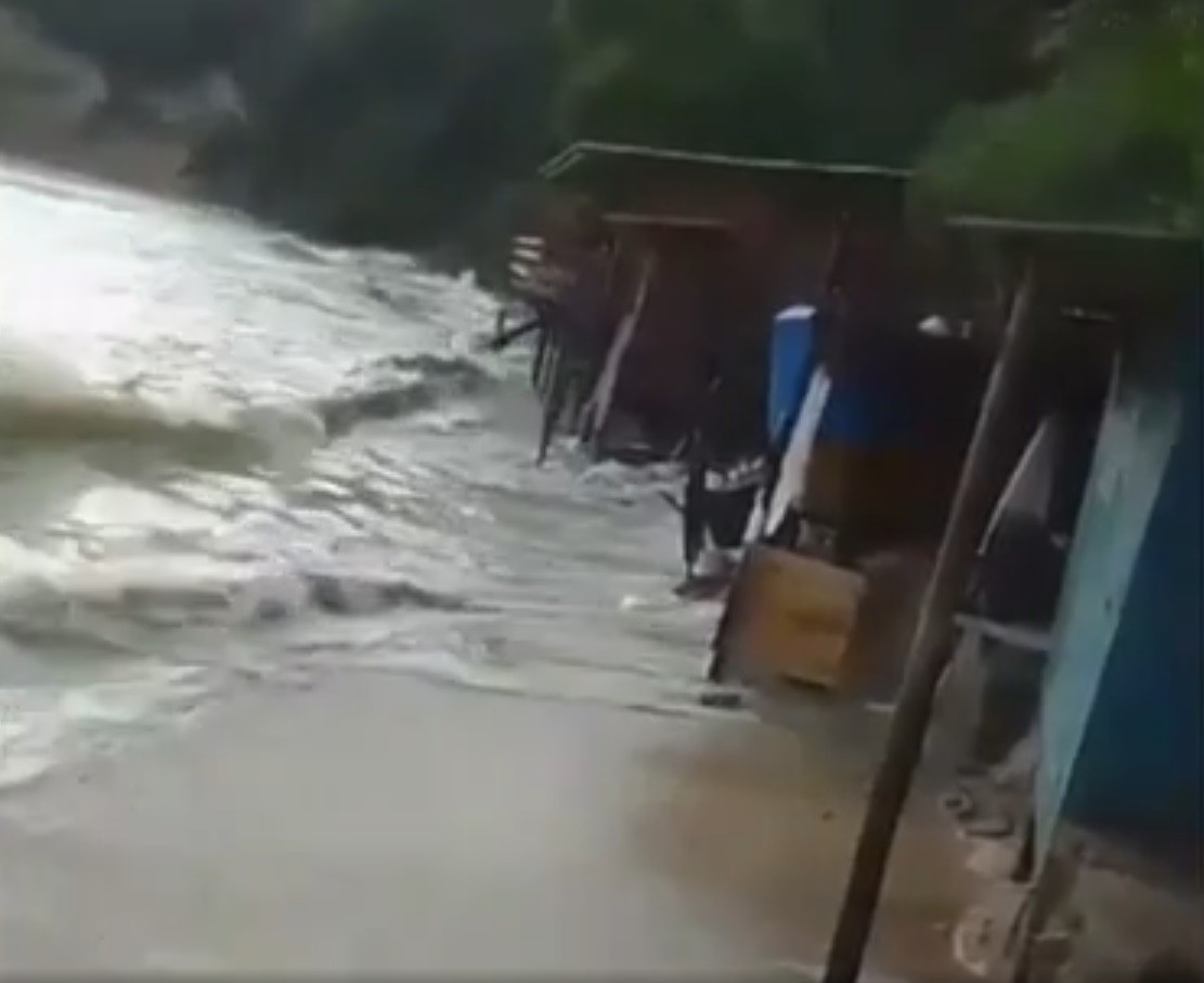 VÍDEO: Barracas ficam destruídas na praia de Pipa após avanço do mar