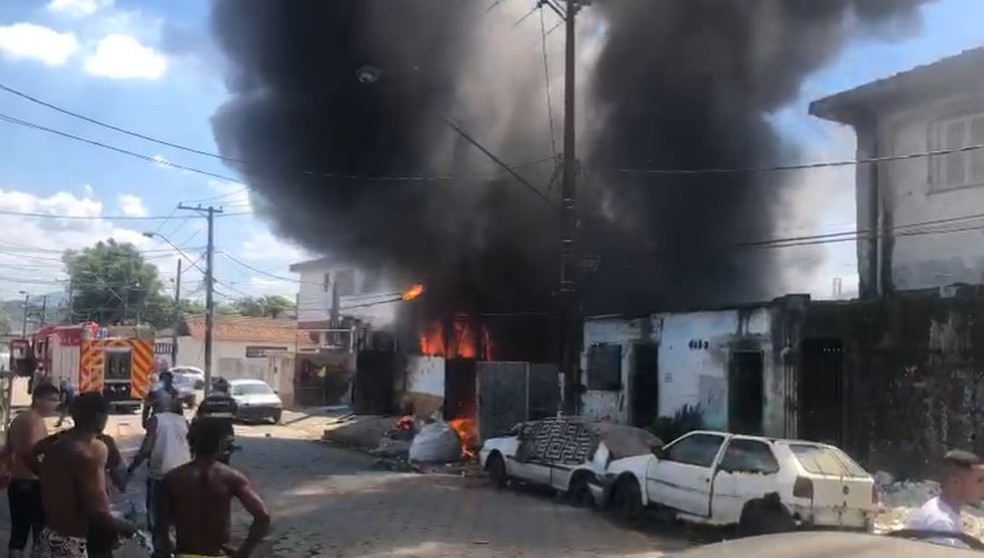 Incêndio atinge ferro-velho em São Vicente, SP | Santos e Região | G1