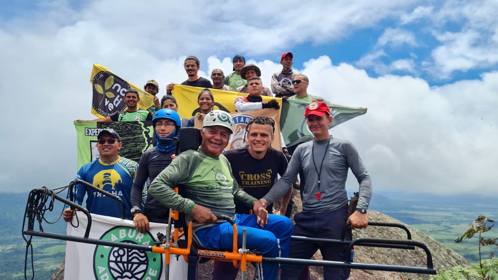Seu Evandro e a equipe que o auxíliou no topo da Serrá da Corcova — Foto: Arquivo Pessoal