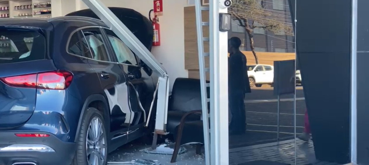 Vídeo: carro de luxo invade loja no Centro de Cascavel