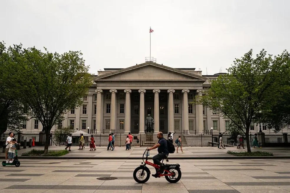 Departamento do Tesouro americano tem aumentado pressão sobre bancos para fiscalização de clientes — Foto: Bloomberg via Getty Images/BBC