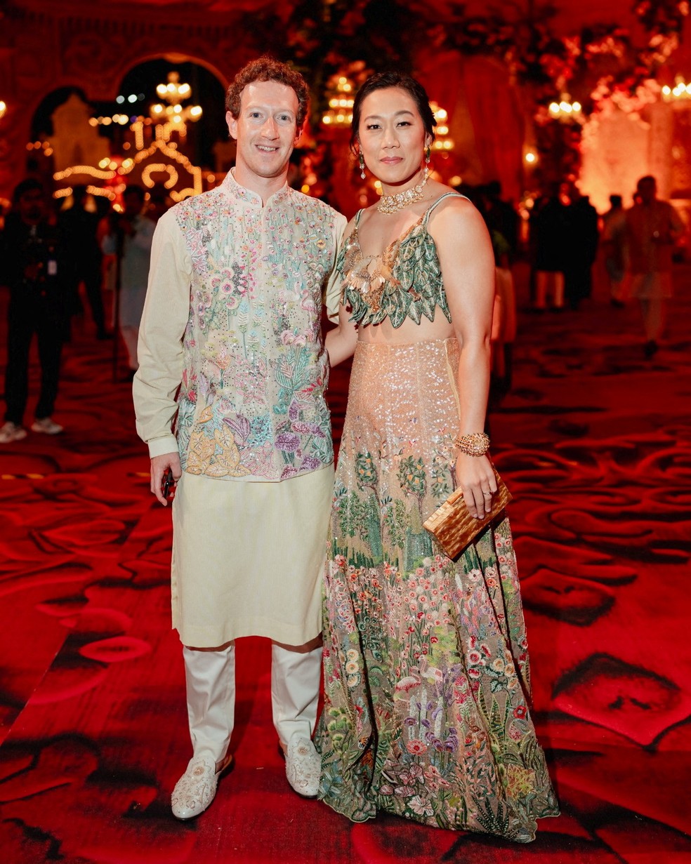 Mark Zuckerberg e sua esposa, Priscilla Chan, posam durante as celebrações pré-casamento de Anant Ambani e Radhika Merchan — Foto: Reliance Industries/Handout via REUTERS